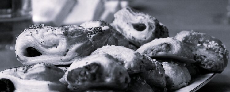 buffet-6842807_1280-BW